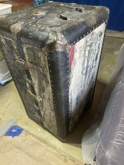Made by Wilkins Trunk Mfg. Co. – Dallas, Texas Features original Indestructo Trunks plate and hardware.