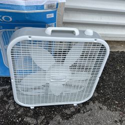 Lasko 20” Air Circulating Box Fan! Like new. 