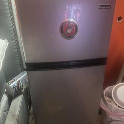 Magic Chef Medium Size Mini Fridge 