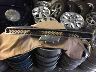 Chevrolet GM OEM 07-14 Suburban 1500-Grille-Upper (contact info removed)3 1(contact info removed)