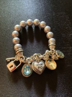 2008 Avon presidents bracelet/box