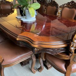 Dining table with 8 chairs 