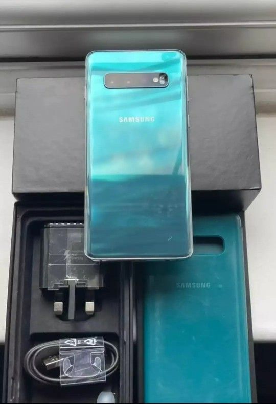 Samsung Galaxy S10, Factory Unlocked, Excellent Condition. Like New