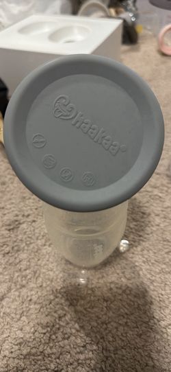 Haakaa manual silicone breast pump with lid