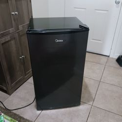 Ice cold clean mini fridge is plugged in to show it works asking $100 cash must pick up Broadway and apache buckeye az cash only pls can help load as