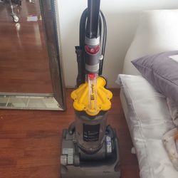 Dyson DC33 Upriht Vacuum Cleaner