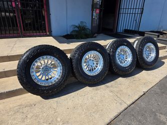 17" LOCK GRIT w/  33" Hankook X/T tires