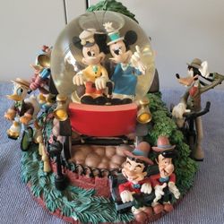 Disney Snow Globe Mickey and Minnie
