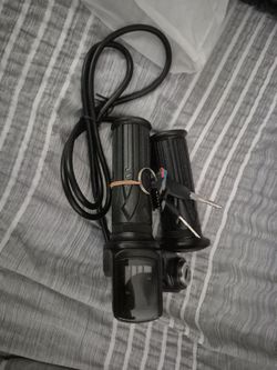 Throttle with screen