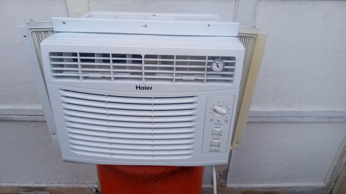 Haier 5000 Btu Window Ac BLOWS ICE COLD AND WHISPER QUIET 