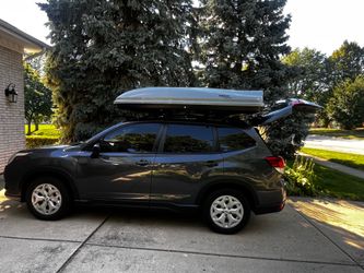 Thule  18 cubic feet (excellent)