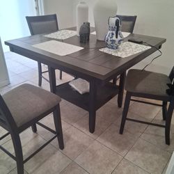 Dining Table / 4 Chairs / Counter Height