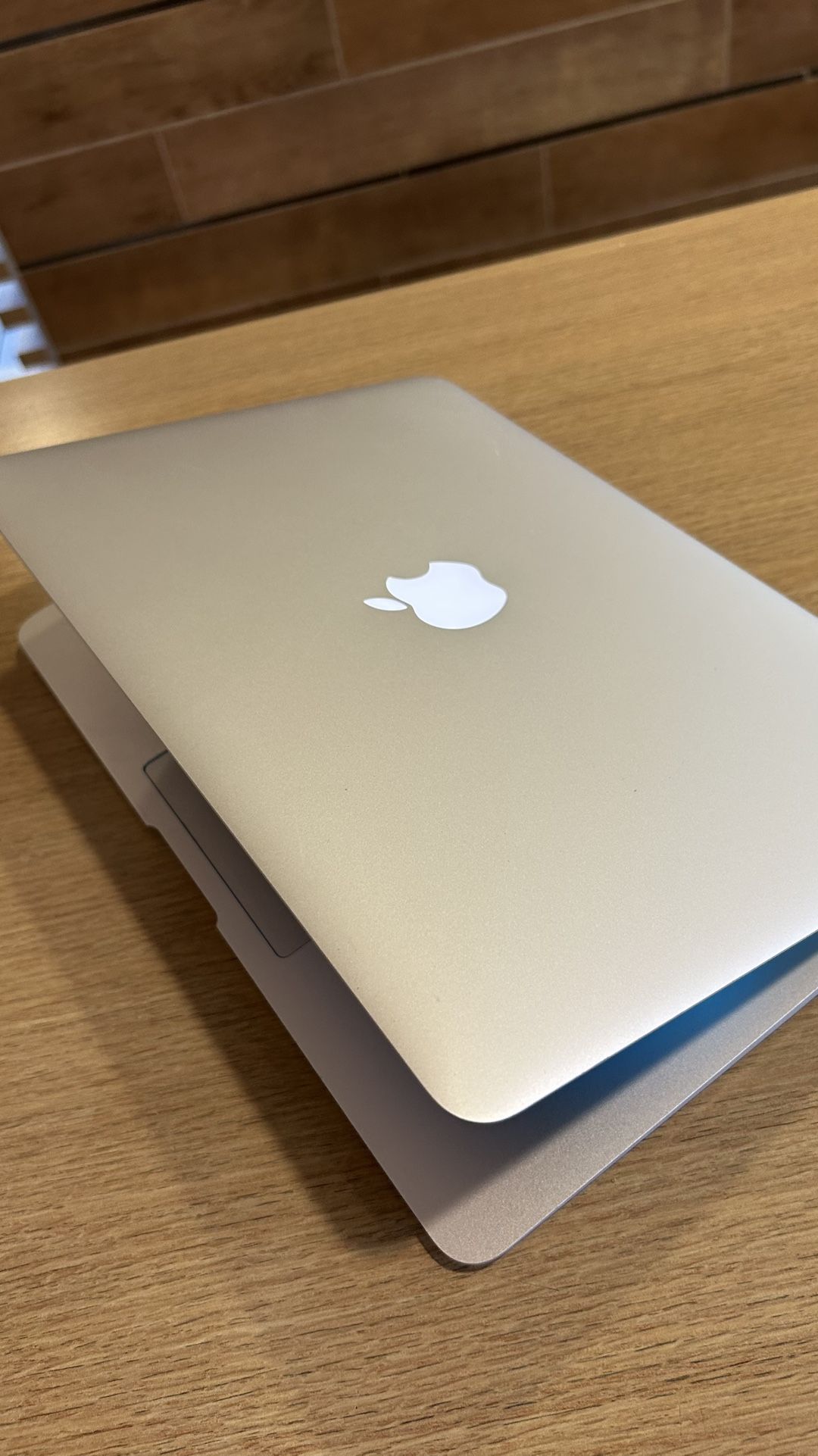 Apple MacBook Air 13” I5/8GB/256GB SSD $200