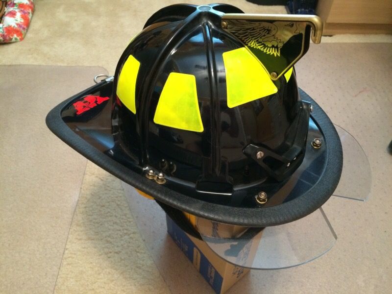 Cairns 880 structural firefighting helmet never used