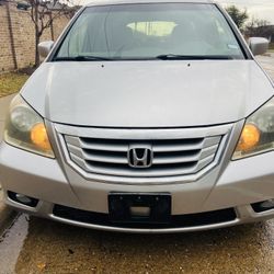 2010 Honda Odyssey Touring w/Navigation & RES 