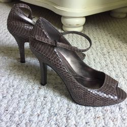 TAHARI Pumps