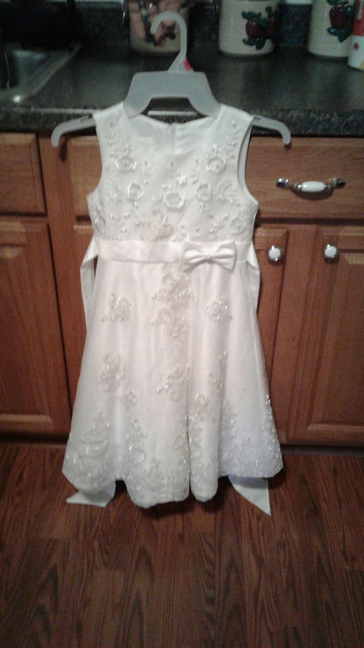 Beautiful little girls dress. Size 7.