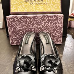 Brighton Bloom black leather mule size 9.5