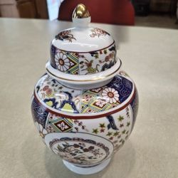 BEAUTIFUL VINTAGE  Japanese  IMARI EXPRESS  GINGER JAR OR VASE PERFECT CONDITION 