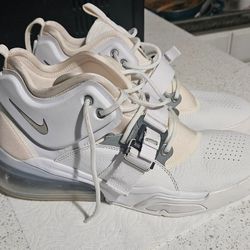 Gently used tennis shoes   size 10 men Nike Air Force 270