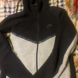 black and grey nike tech