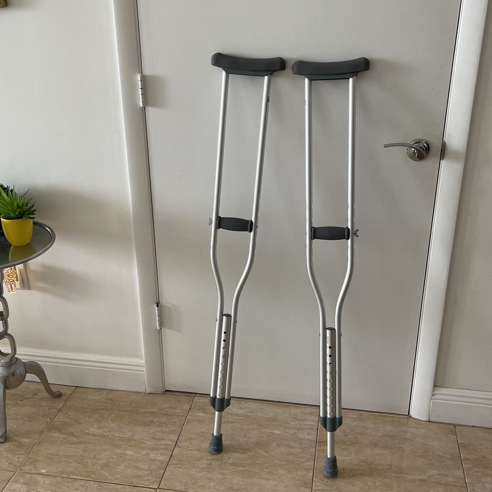 Muletas /Crutches 