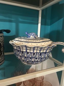 Soup serving bowl w spoon