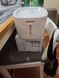 Pet Drinking Fountain With Box Of Replacement Filters Included