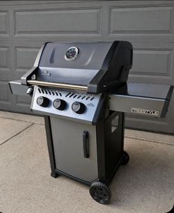 Napoleon 3 burner propane grill, very good condition, used only a few times, higher end bbq, tank