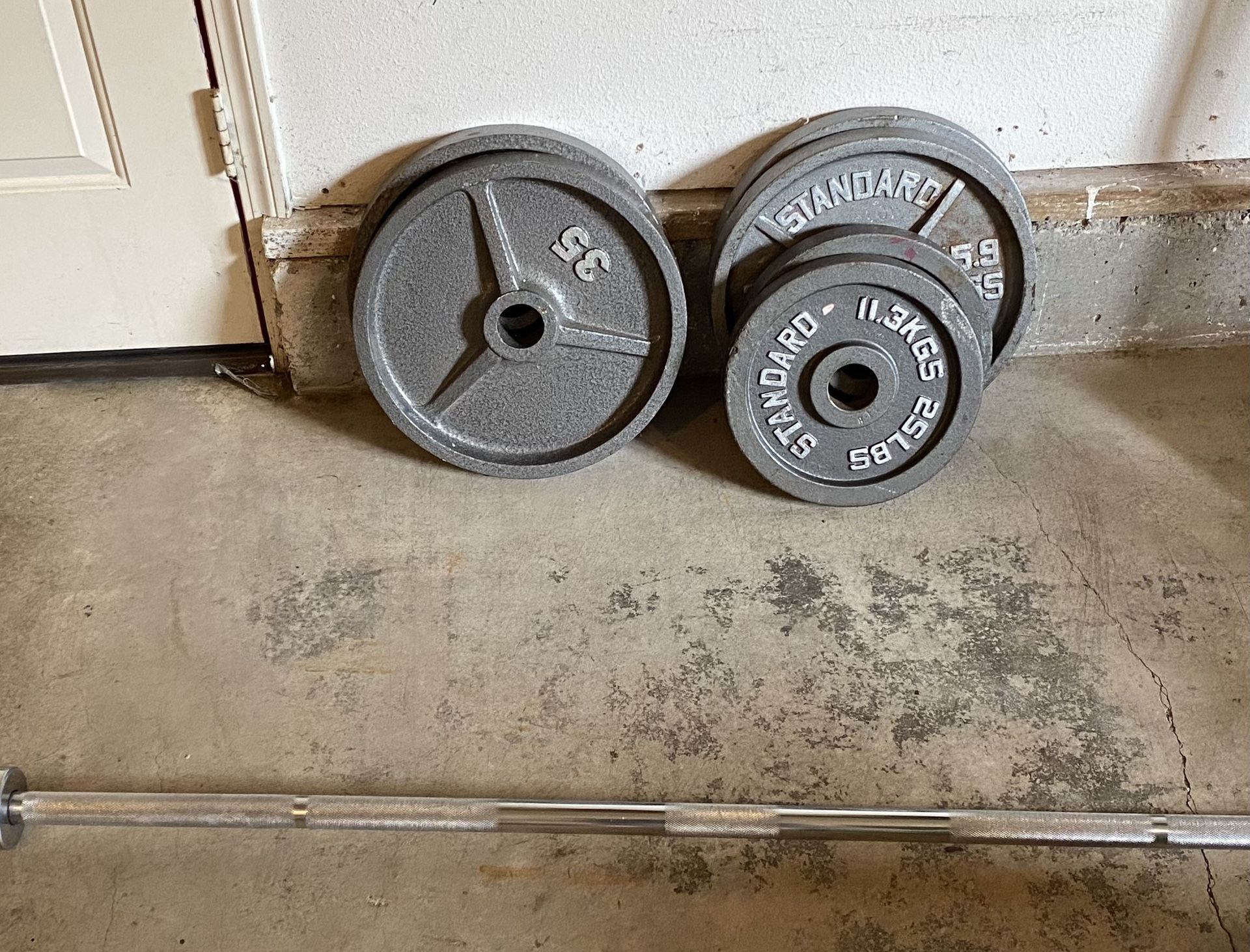 325 Lb Weight Set With Standard Bar