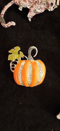 Gold tone pumpkin-shaped brooch