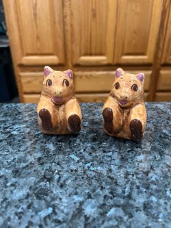 Vintage Brown Ceramic Bear pair of salt and pepper shakers. Glossy finish with hand-painted facial details and dark brown paws. Size approximately 2 1