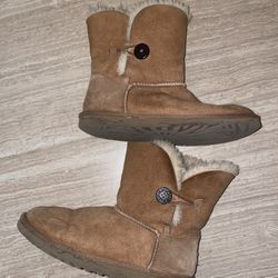 Woman’s Uggs Size: 6
