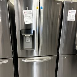 New LG 33inch Refrigerator, Water Ice Dispenser. 