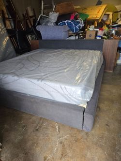 King size bed /  Cama King Size