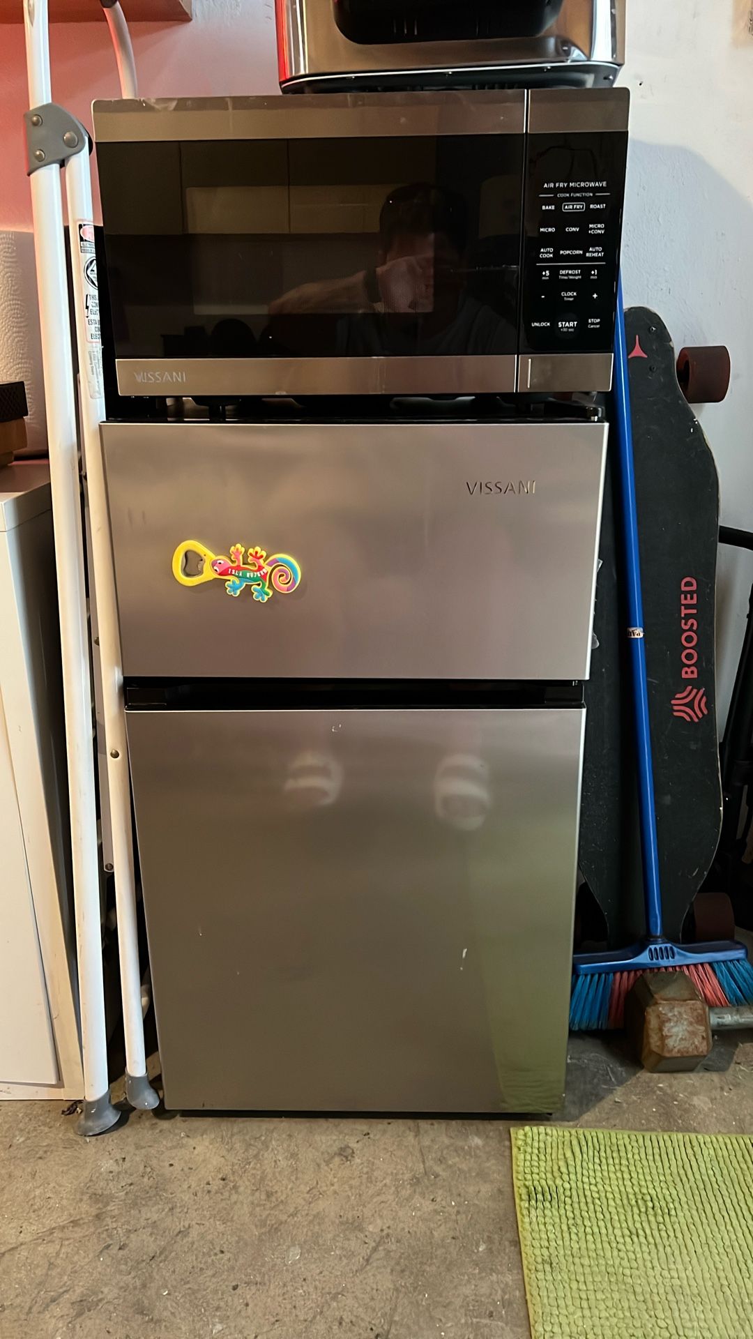 VISSANI Mini fridge & microwave
