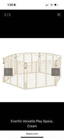 Evenflo play space / gate