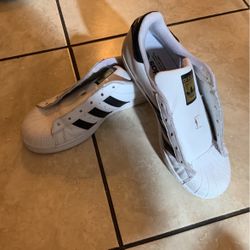 Adidas women’s Superstar Size 8
