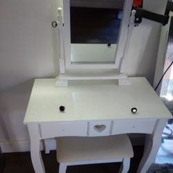 New  Vanity Desk With Mirror $40