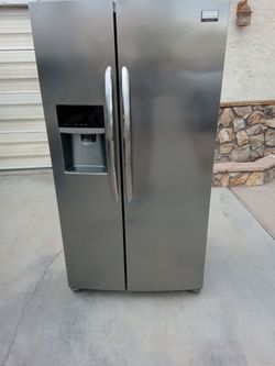 🧊 Frigidaire Gallery Stainless Steel Refrigerator – Works Great!