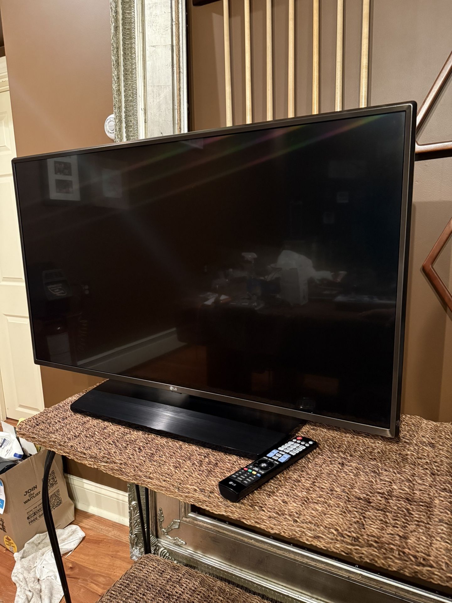 LG 43” Pro:Centric Hospitality LED TV with Integrated Pro:Idiom 43LV560H