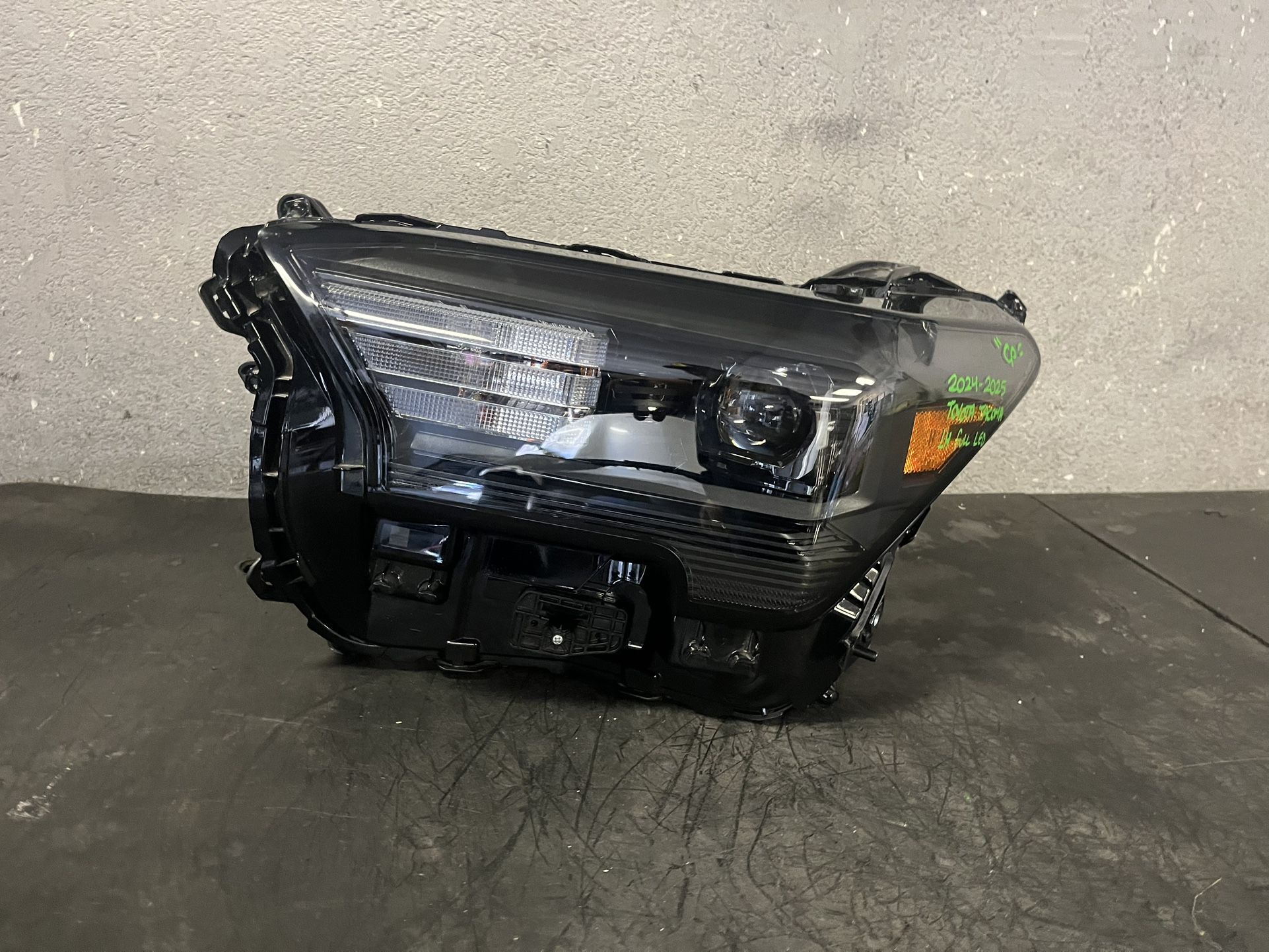 2024-2025 TOYOTA TACOMA LEFT HEADLIGHT OEM USED