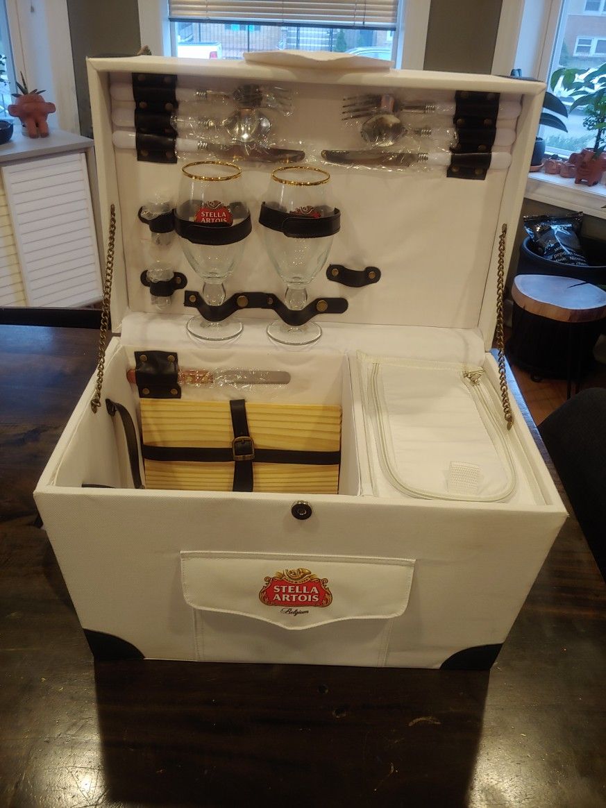 Stella Artois Picnic Basket Complete Great Collectible