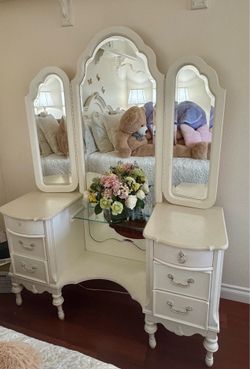 BEAUTIFUL HIGH QUALITY DRESSER AND MIRROR LEXINGTON BRAND