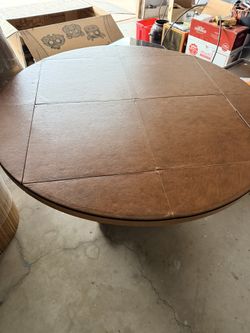 Round Dining table That Measures 4 Feet. Comes With 5 Cloth Chairs. 