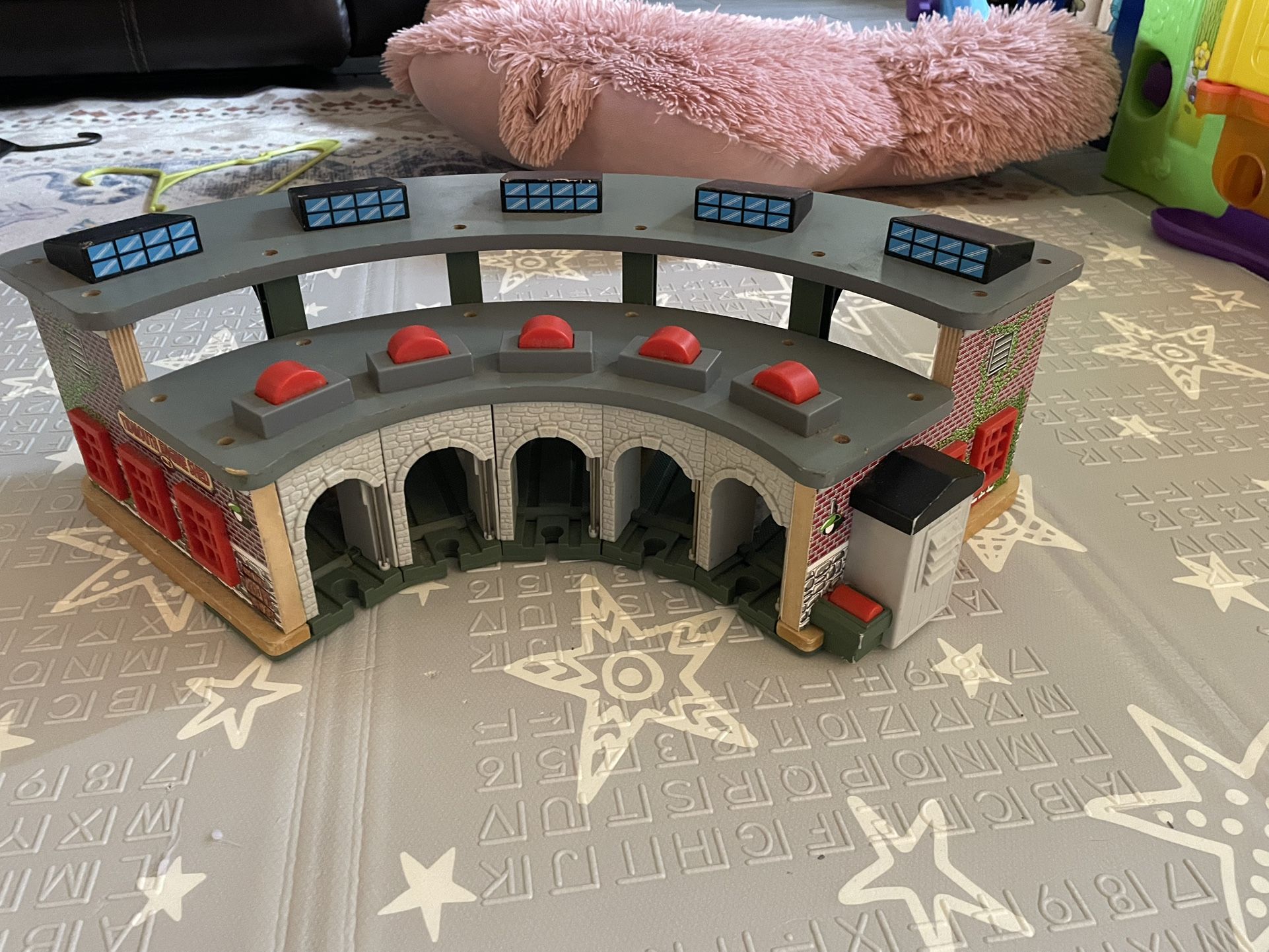 Thomas Wooden Railway Roundhouse Engine Shed – 5 Bay