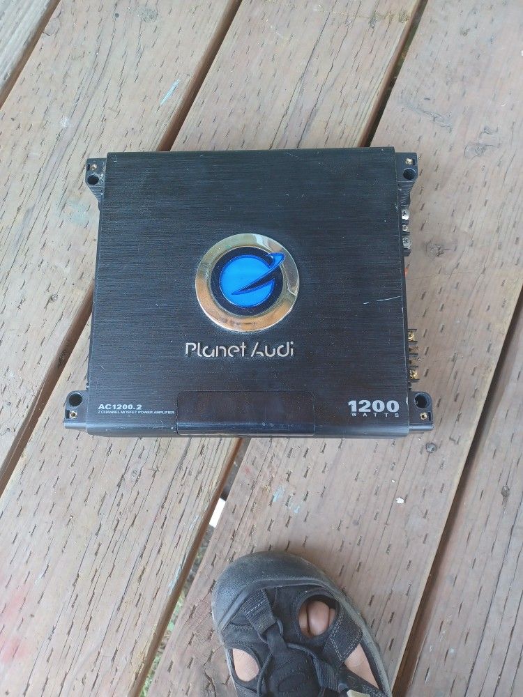 Amplifier Two Chanel Planet Audio