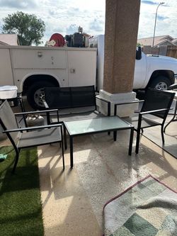 Mesa con sus sillas