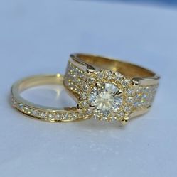 18 Karat Gold Wedding Ring With Moissonite Stones In Size 7