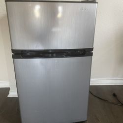 Insignia™ - 3.0 Cu. Ft. Mini Fridge with Top Freezer and ENERGY STAR Certification - Stainless Steel